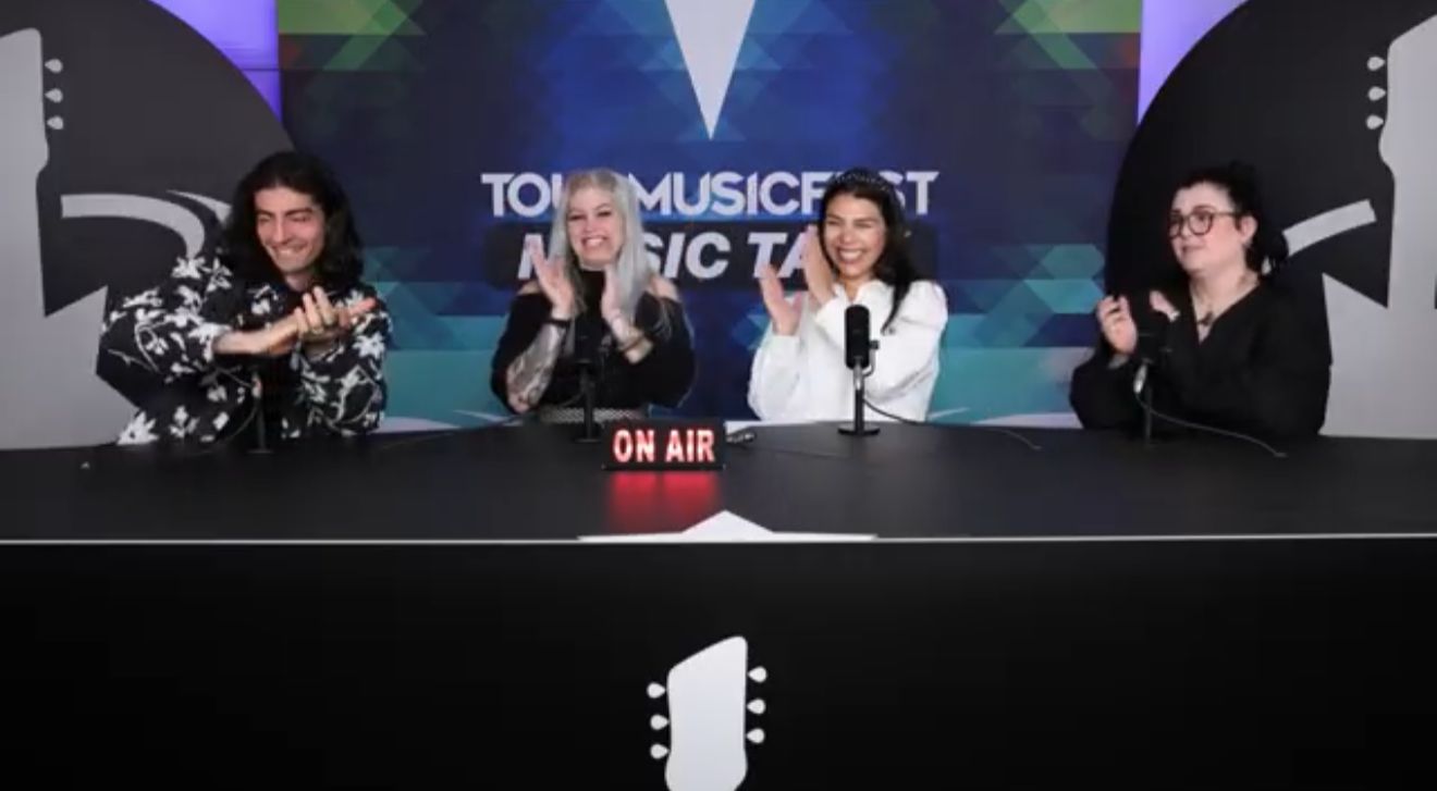 En este episodio, Alba Tarroja comparte su experiencia como finalista en TMF, uno de los concursos de música emergente más importantes de Europa. Hablando sobre la preparación, las emociones y los aprendizajes de competir en un escenario internacional, ofreciendo una mirada cercana a su proceso creativo y a la vida de una artista emergente en el contexto europeo.